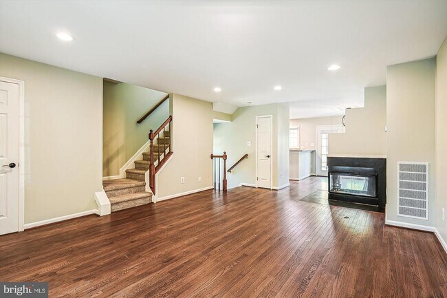 Building Photo - 1293 Quaker Hill Dr