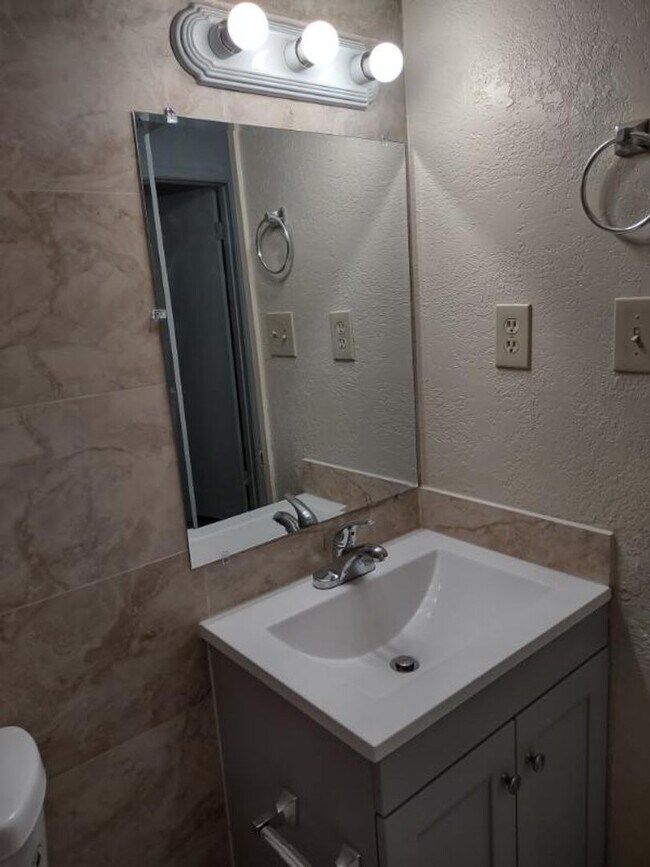 Building Photo - Refurbished 2bd Apartment in 4-Plex Building