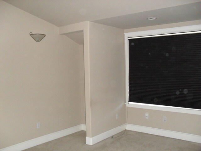 Building Photo - Gorgeous Capitol Hill Tri-level Townhome 3 Bedrooms with 3.25 Bathrooms