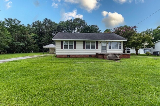 Building Photo - ADORABLE Renovated 3 BR | 1 BA Home in Gol...