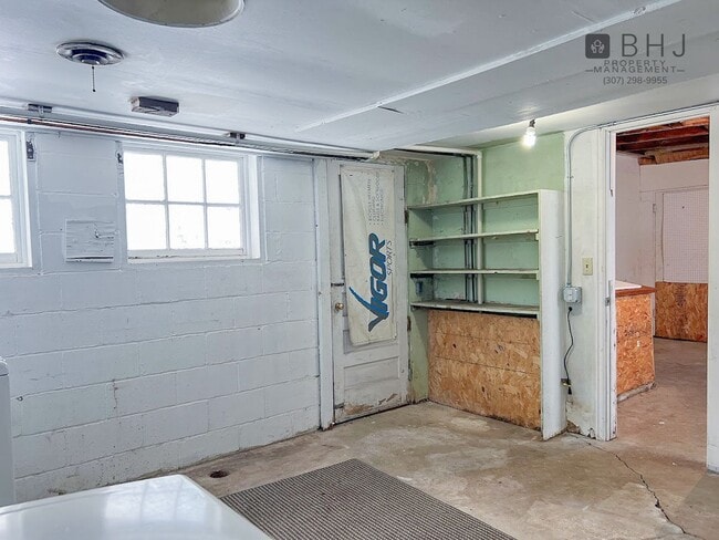 Building Photo - 6 month lease! 3 bed/ 1 bath Single Family Home on Coffeen!