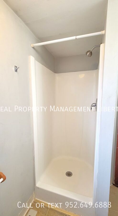 Building Photo - 412 N Cedar St