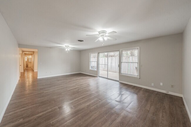 Building Photo - Prime Location in Overton West! Spacious D...