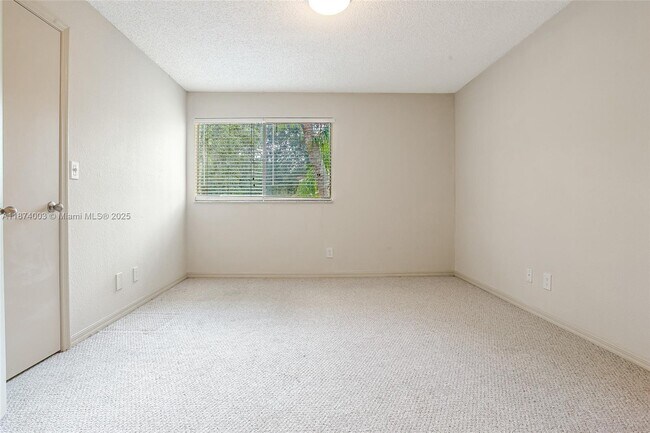 Building Photo - 643 Vista Isles Dr