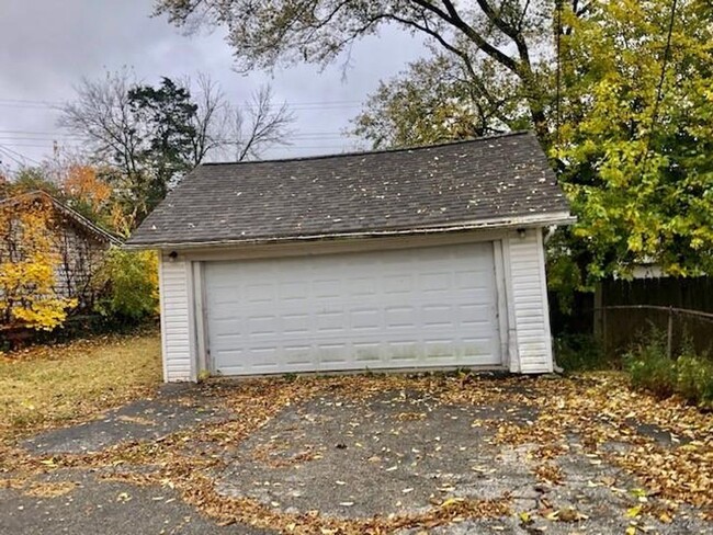 Building Photo - Large 3 Bedroom Home w/Detached Garage in ...