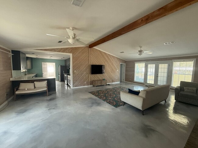 Building Photo - HUGE UPGRADED 3/2 ON 5 ACRE LOT!