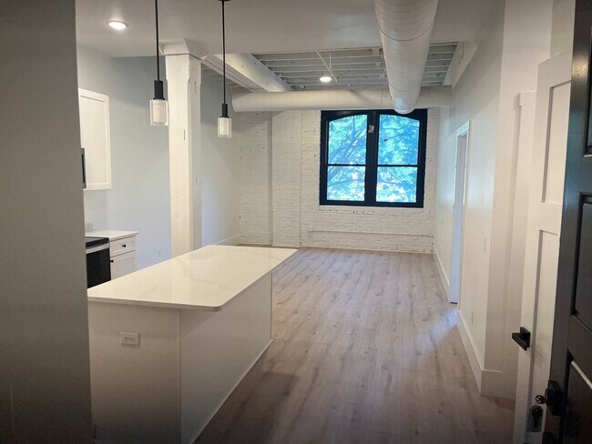 Building Photo - 311 Main St