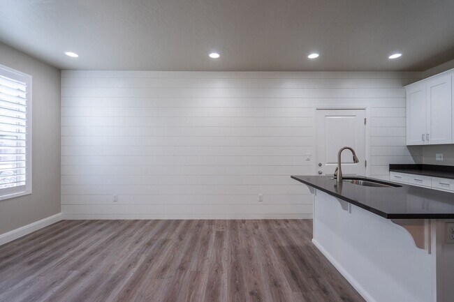 Building Photo - Newer Home in Prime Location with Spacious Layout & Two Living Areas