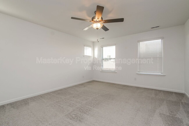 Building Photo - 124 Royal Star Wy