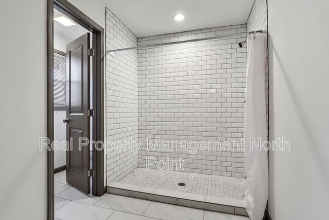 Building Photo - 2616 Northview Ave