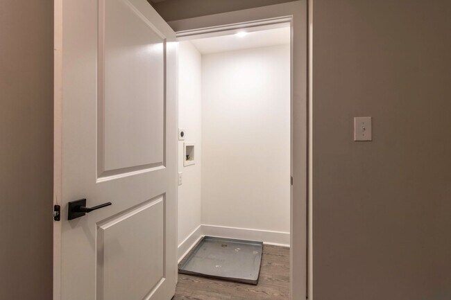 Building Photo - Downtown Milford Year Round Rental - Unfur...