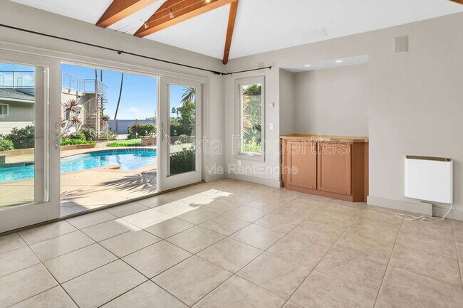 Building Photo - 5940 La Jolla Mesa Dr