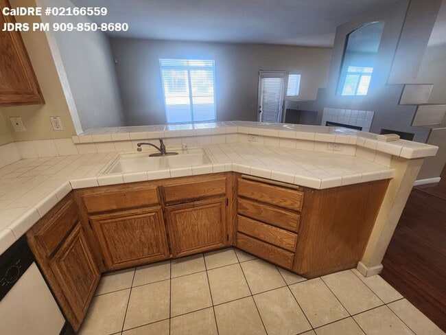 Building Photo - Ontario 3 Bedroom Townhome