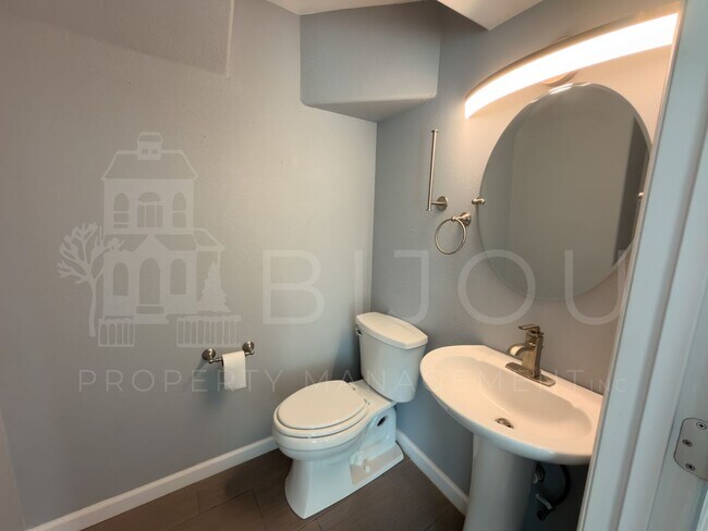Building Photo - 3739 Range Dr