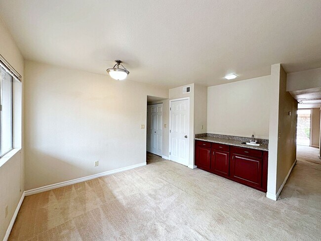 Building Photo - 3 BEDROOM, 2 BATH DOWNSTAIRS CONDO IN GUARD GATED COMMUNITY