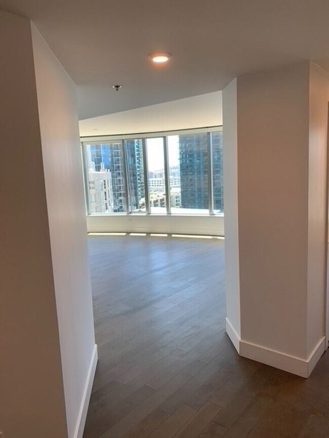 Building Photo - Epic REA- @Lumina 21st FLOOR- ! View /Spac...