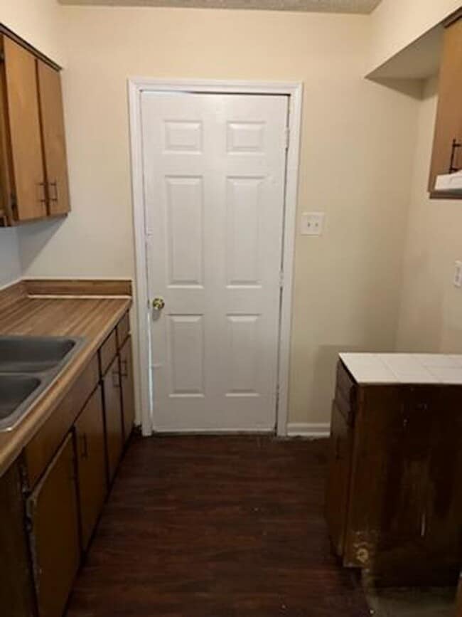 Building Photo - under repair! MOVE IN SPECIAL $250 OFF FIRST MONTHS RENT!!