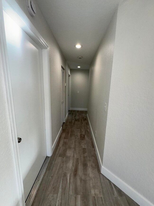 Building Photo - 553 E Ridge Cir N