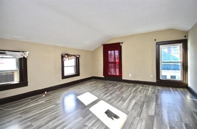 Building Photo - 352-354 W Racine