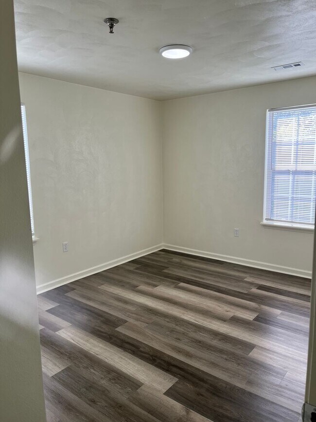 Building Photo - 4 Bedroom 2 Bathroom 1st Floor