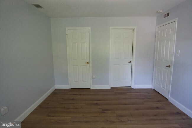 Building Photo - 206 Hickory Ct