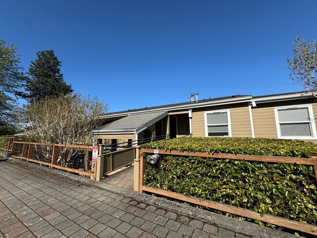 Building Photo - 3 Bed 2 Bath Condo in Bellingham near WWU