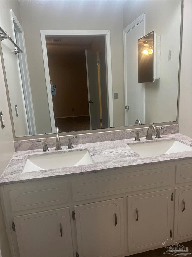 Building Photo - 7150 Dogwood Terrace Dr