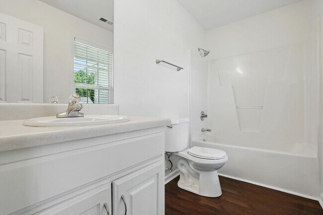 Building Photo - GREAT TOWNHOME- Come see it today!