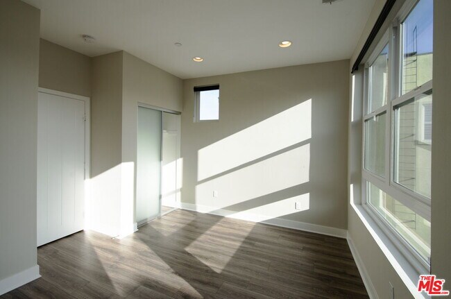 Building Photo - 2753 Waverly Dr