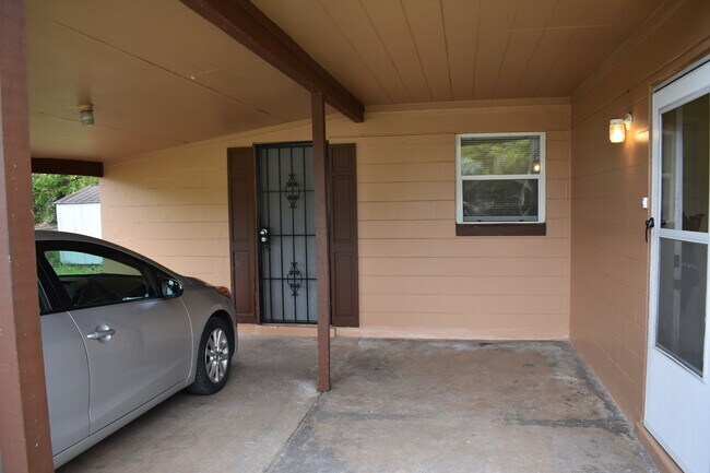 Building Photo - 2526 Red Robin Dr W