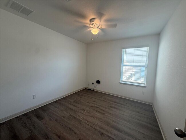 Building Photo - 235 Sweetwater Crk Ln