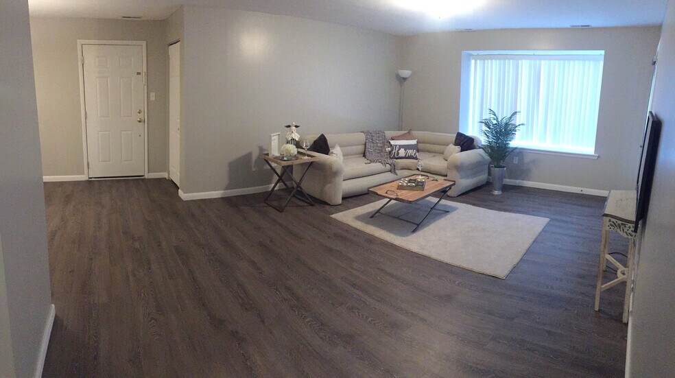 Living Room - 4705A Dunbarton Rd