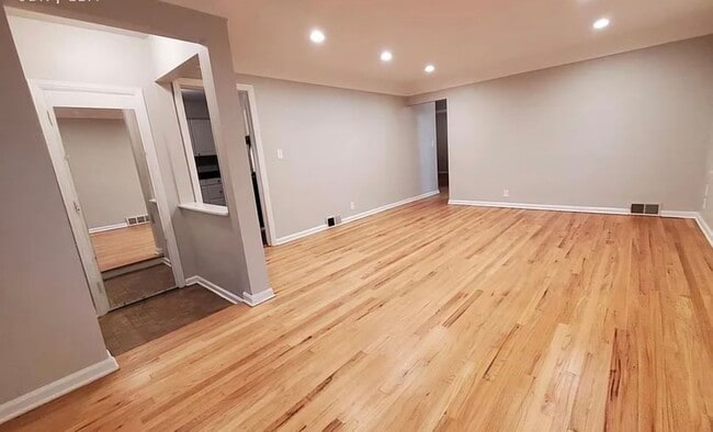 Building Photo - Welcome Home!!!  Oak Park 3 bedroom brick ranch