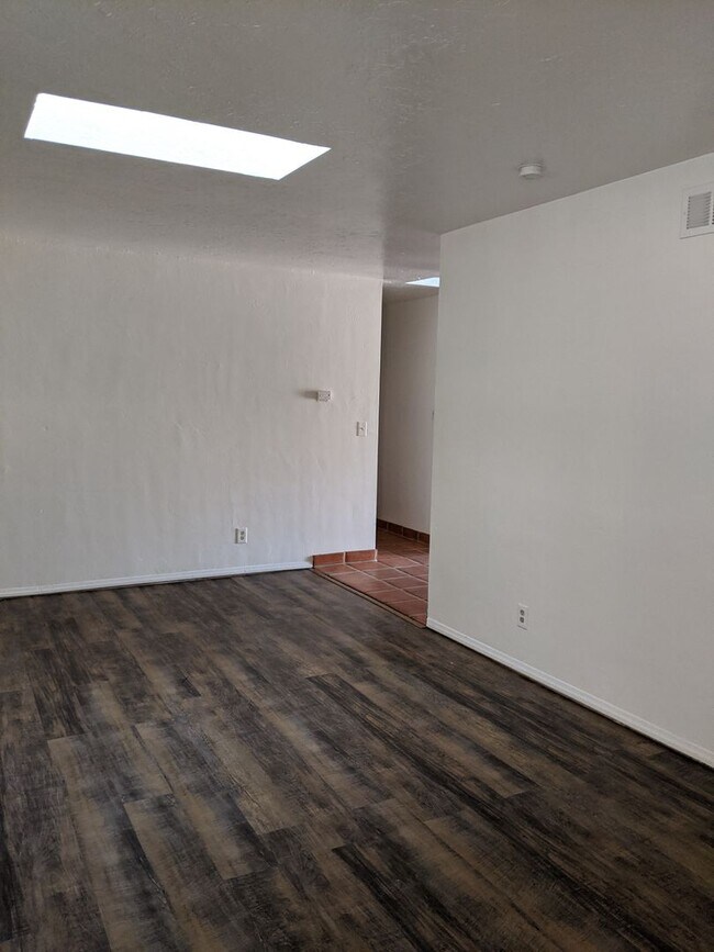 Building Photo - 4 BEDROOM 2 BATH ON CUL-DE-SAC AND LARGE YARD!