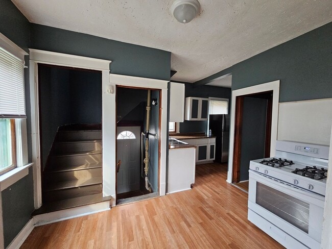 Building Photo - 3 Bedroom Home for Rent