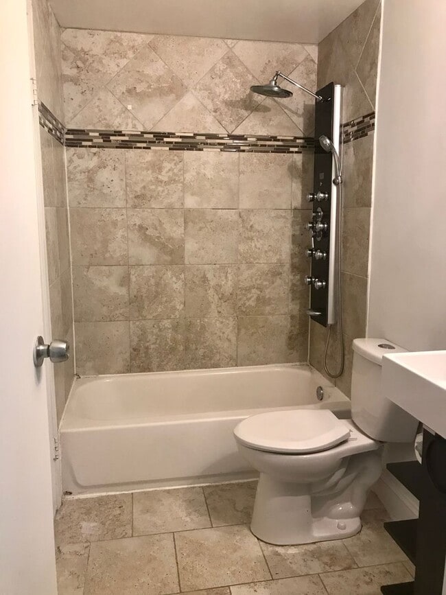 Building Photo - Gorgeous 3 Bedroom Townhouse in King George