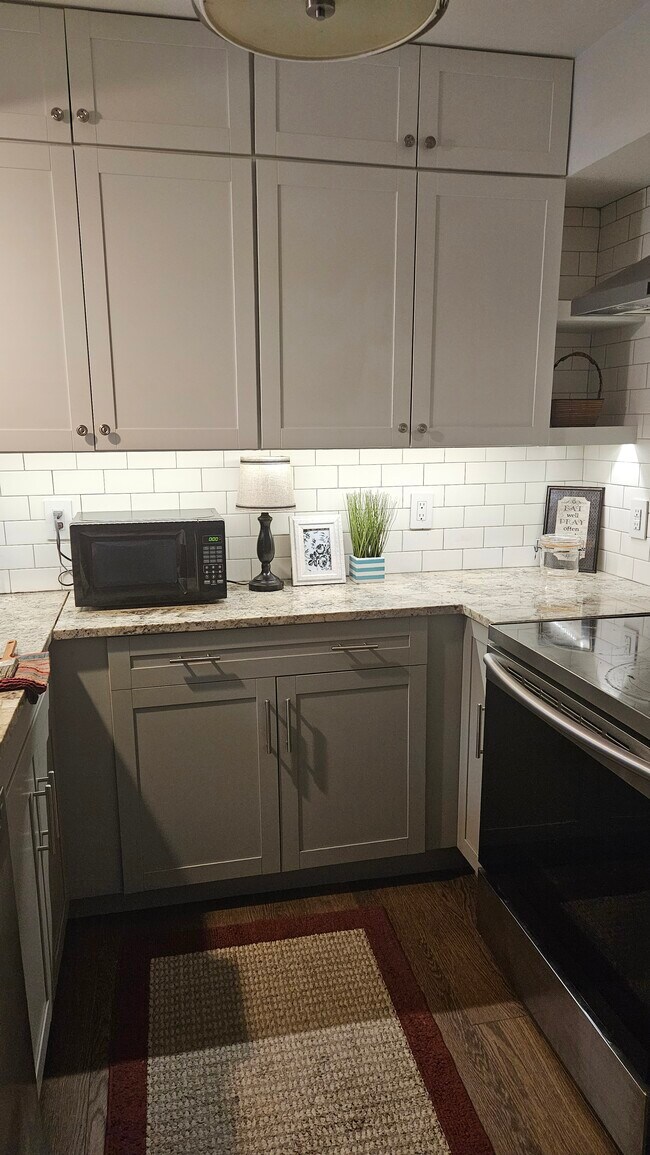 Building Photo - 415 W 7th St