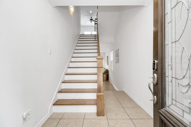 Building Photo - 5625 Dolores St