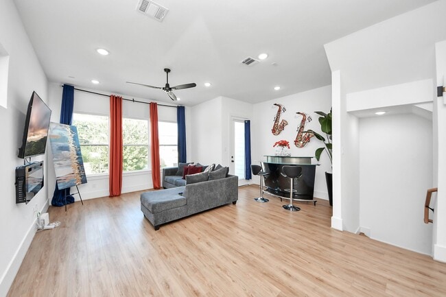 Building Photo - 4806 Cochran St