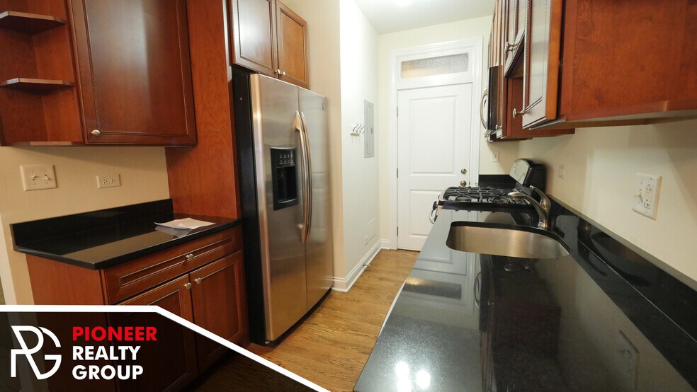 Building Photo - 736 W Addison St