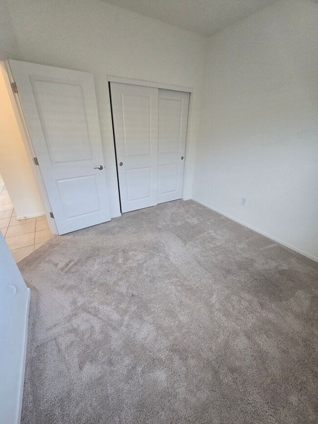 Building Photo - Freshly updated 3 bedroom/ 2 bath Home