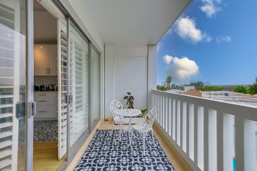 Building Photo - 999 N Doheny Dr