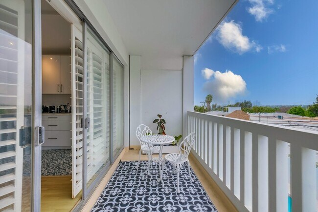 Building Photo - 999 N Doheny Dr