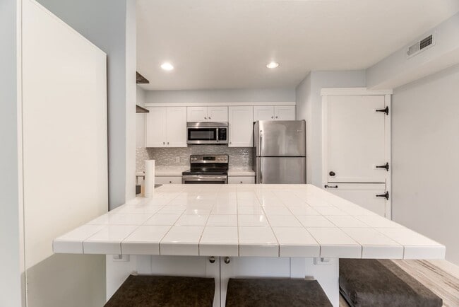 Building Photo - Updated Condo In Excellent Location!
