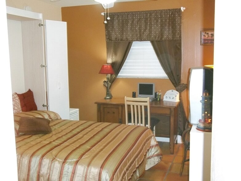 guest bedroom (or office) - 1475 Curlew Ave