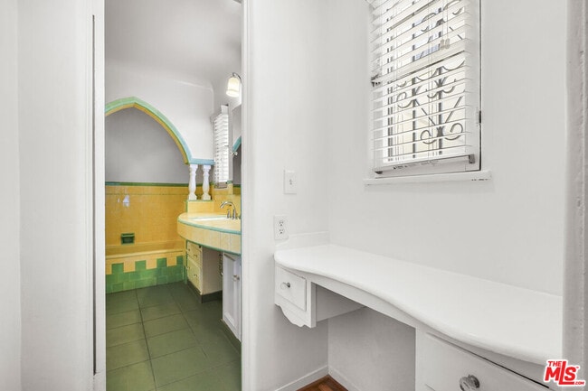 Building Photo - 1143 S Rimpau Blvd