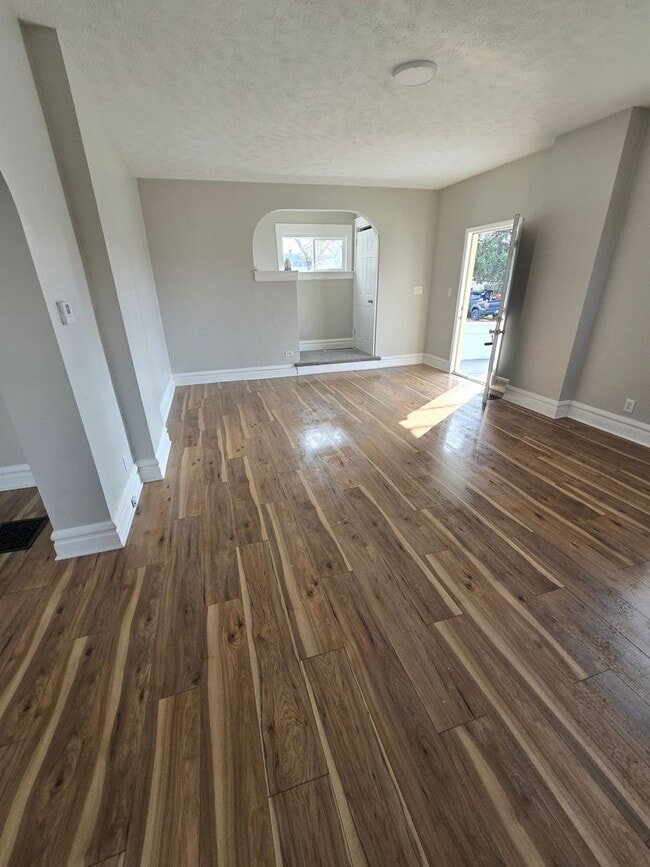 Building Photo - 4 BEDROOM SINGLE FAMILY HOME