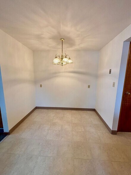 Building Photo - 5333 Broadway, 4