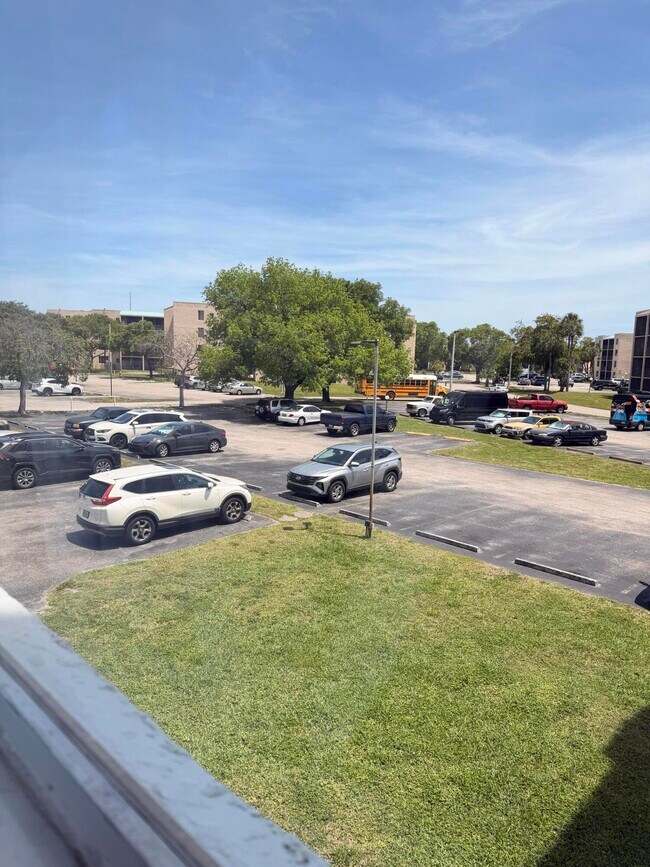 Building Photo - 2800 Somerset Dr