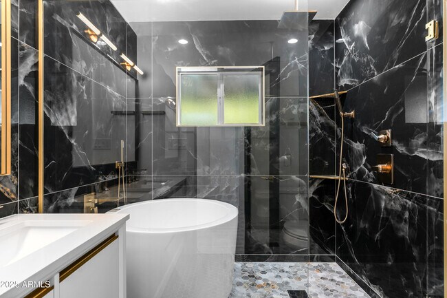 Building Photo - 2502 E Whitton Ave